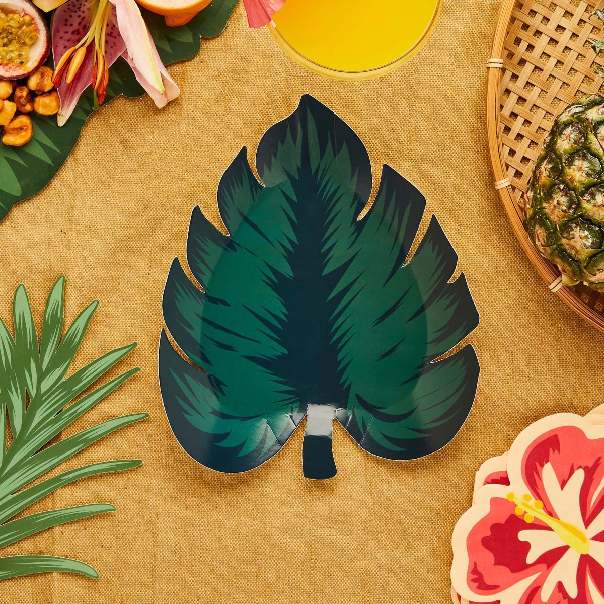 8 Pack Leaf Shaped Paper Plates - Green